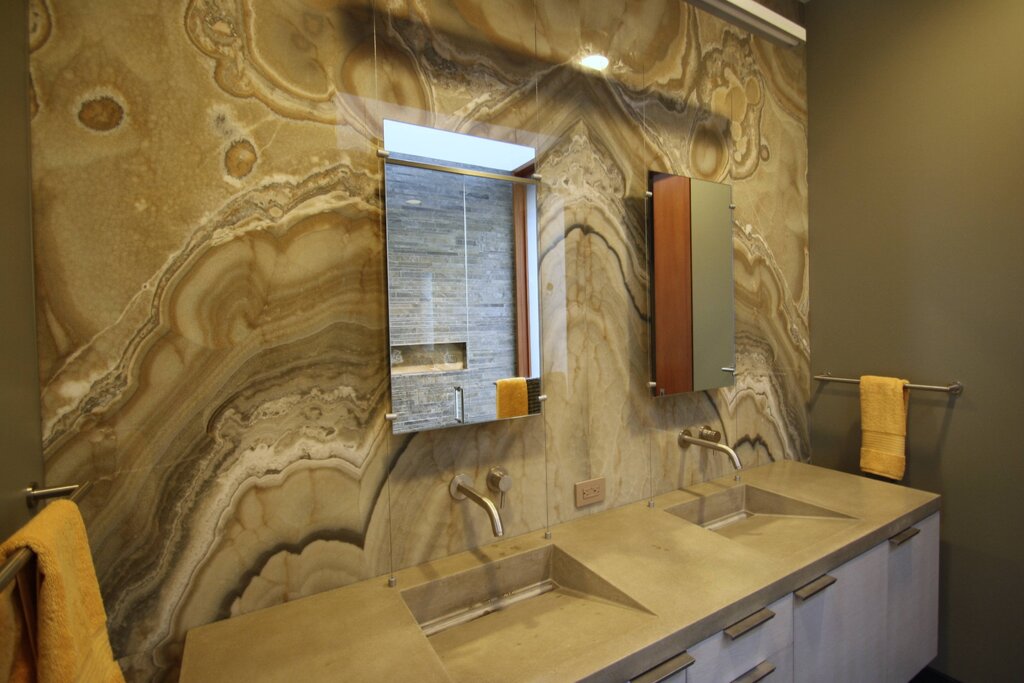 Decorative plaster resembling marble in the bathroom