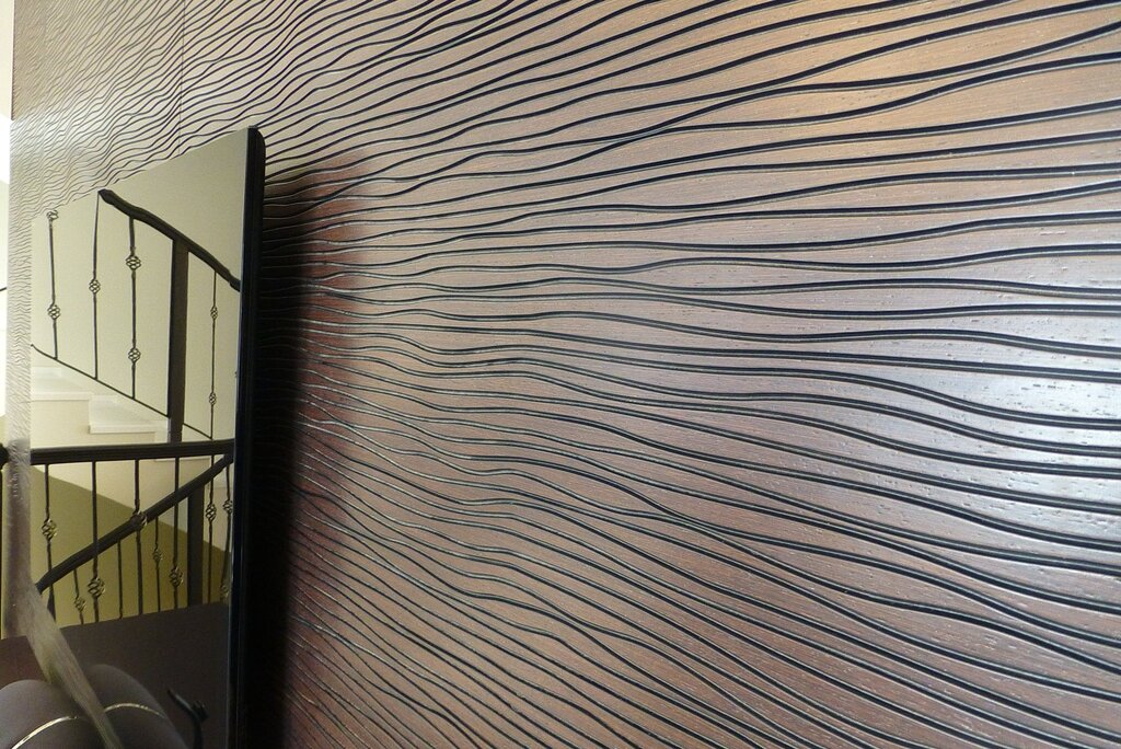 Decorative plaster with stripes