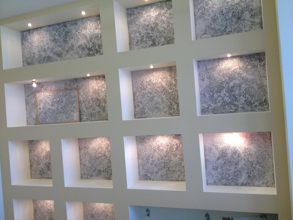 Decorative plaster with glitter for walls