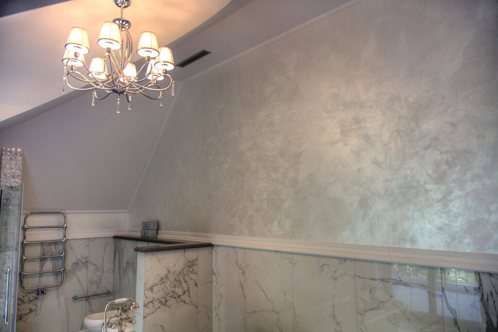 Decorative plaster with a silk effect