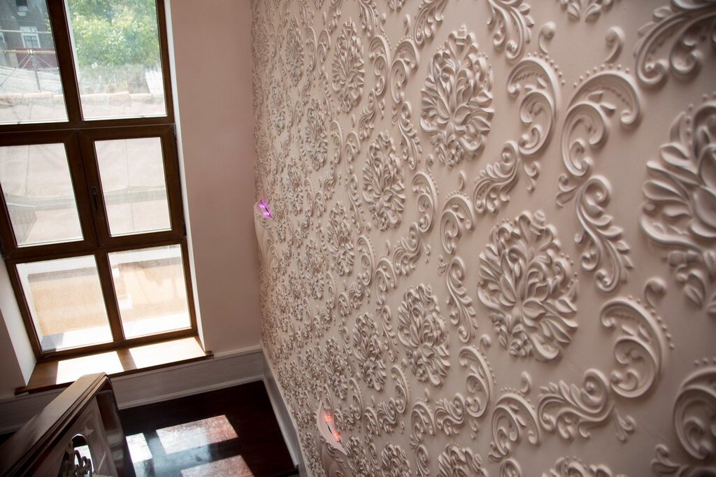 Decorative plaster with a stencil on the walls