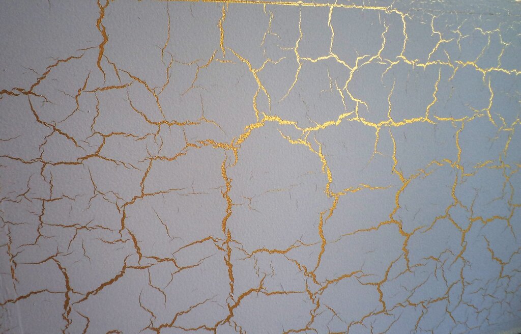 Decorative plaster with cracks