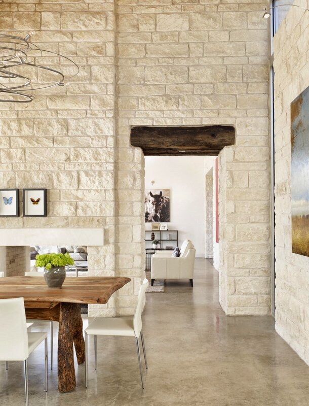 Decorative travertine plaster in the interior