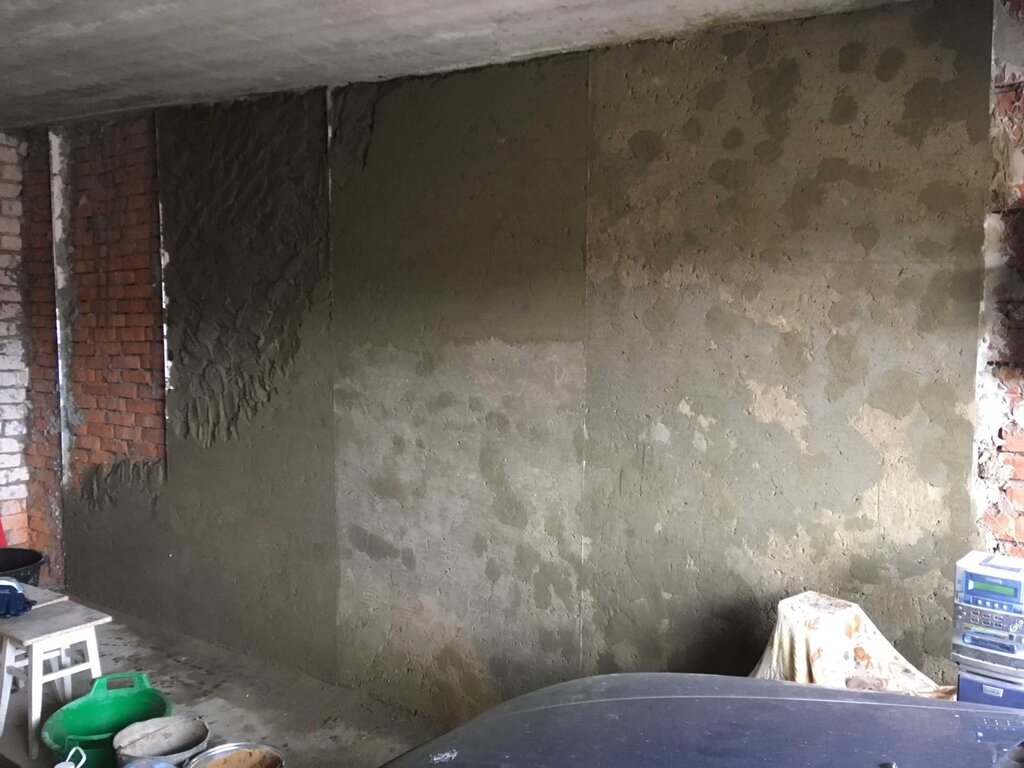 Decorative plaster in the garage