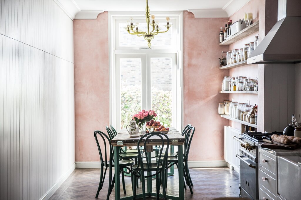 Decorative plaster in the kitchen interior