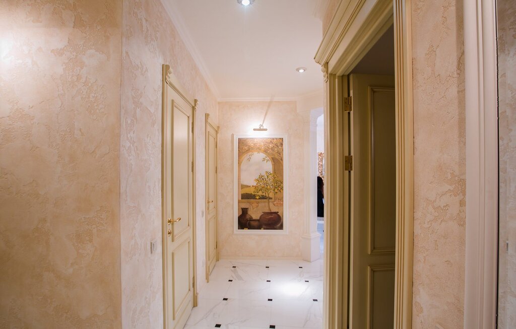 Decorative plaster in the apartment corridor