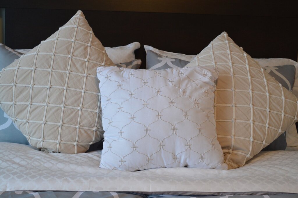 Decorative pillows for the bed