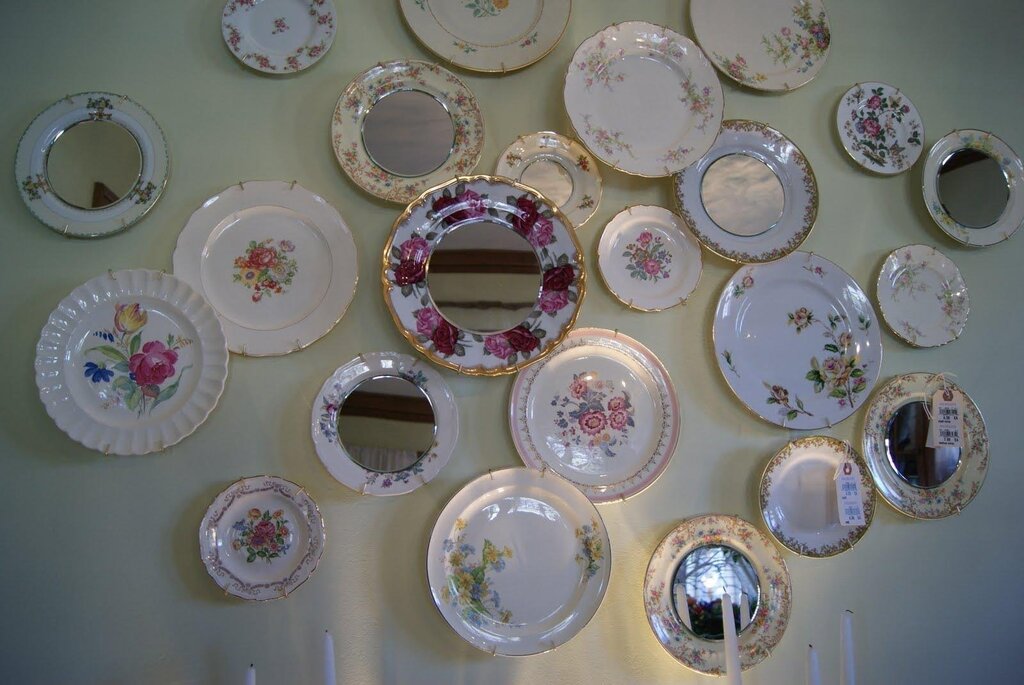 Decorative plates for the wall