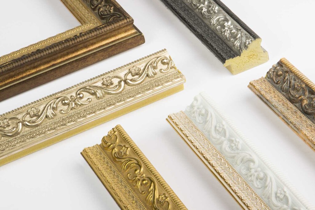 Decorative moulding for walls