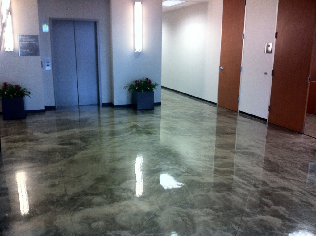 Decorative polymer self-leveling floor