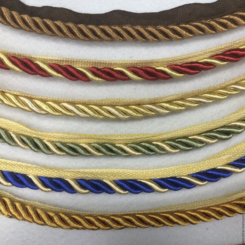 Decorative cord for wallpaper