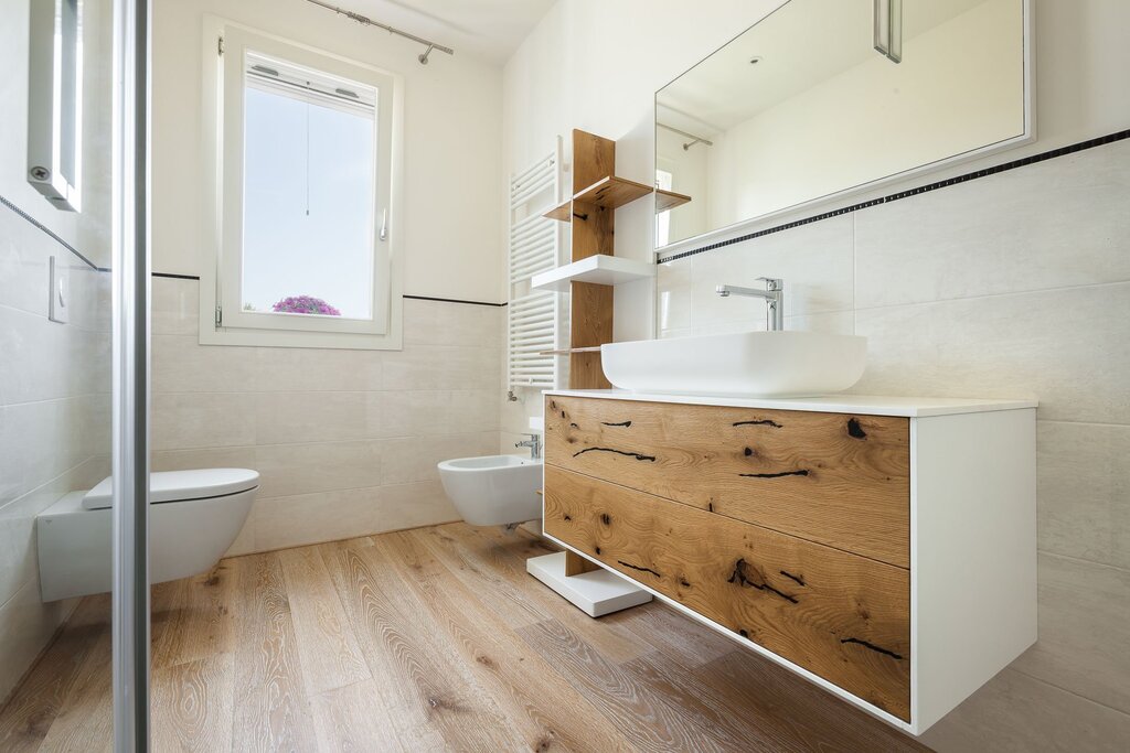 Wooden floor in the bathroom