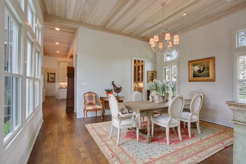 Wooden ceiling in the interior 40 фото