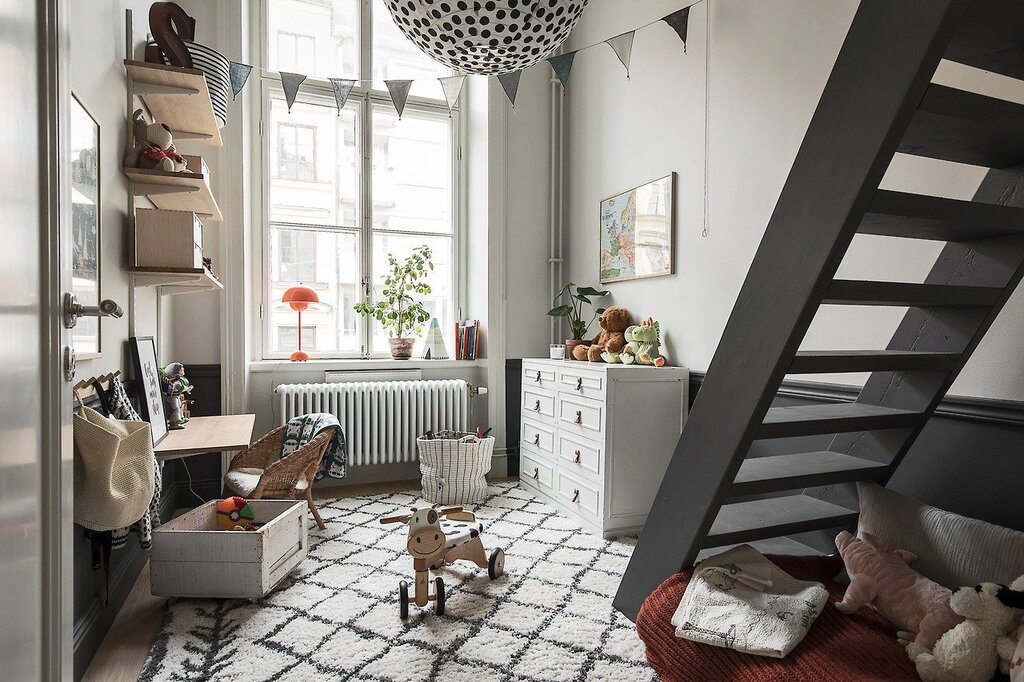 Children's room with high ceilings