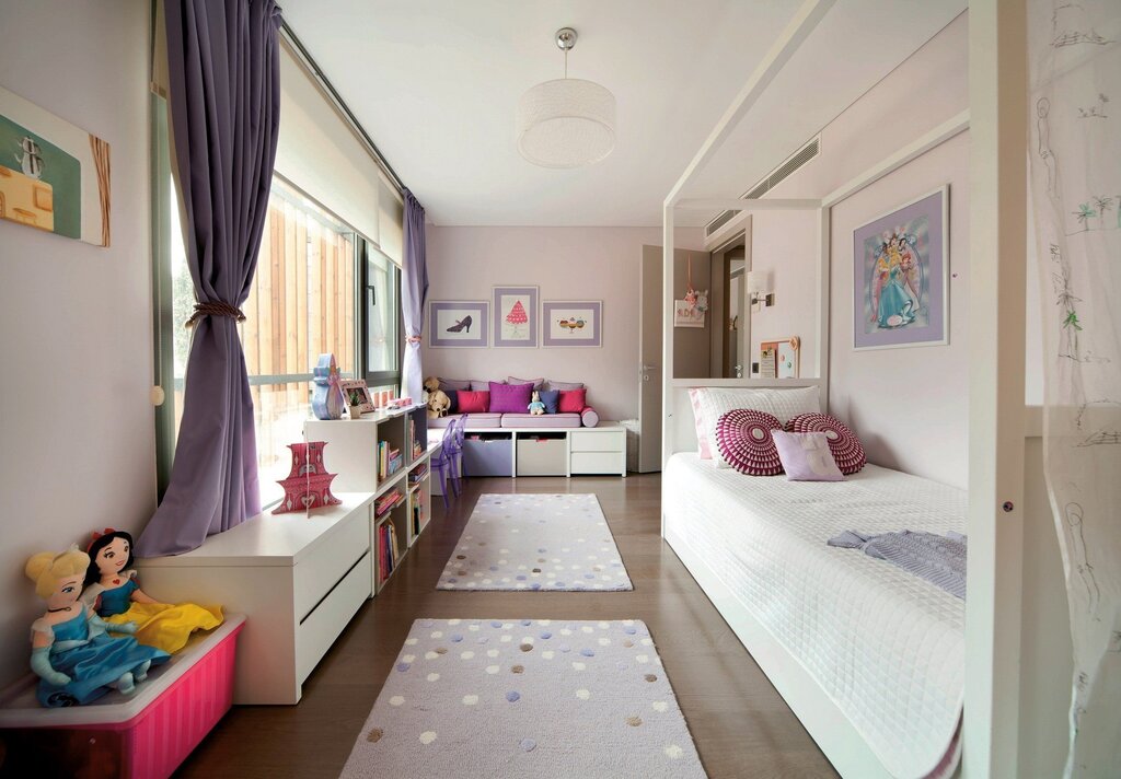 Children's rectangular room for a girl