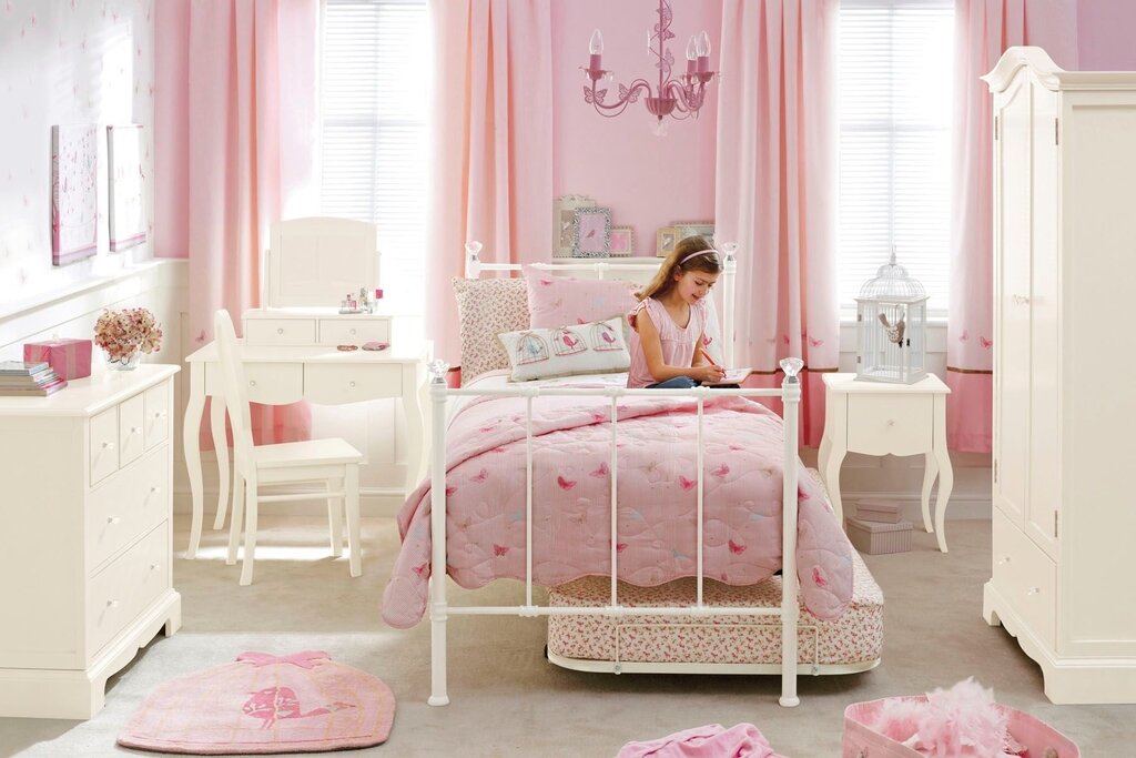 Children's room in pink tones