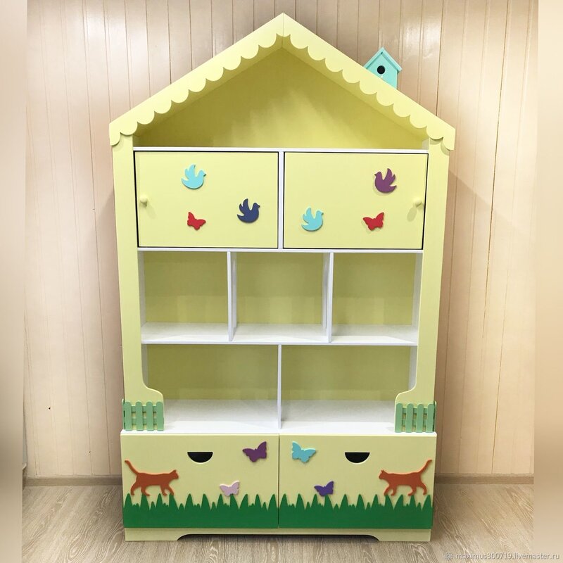 Children's toy shelf