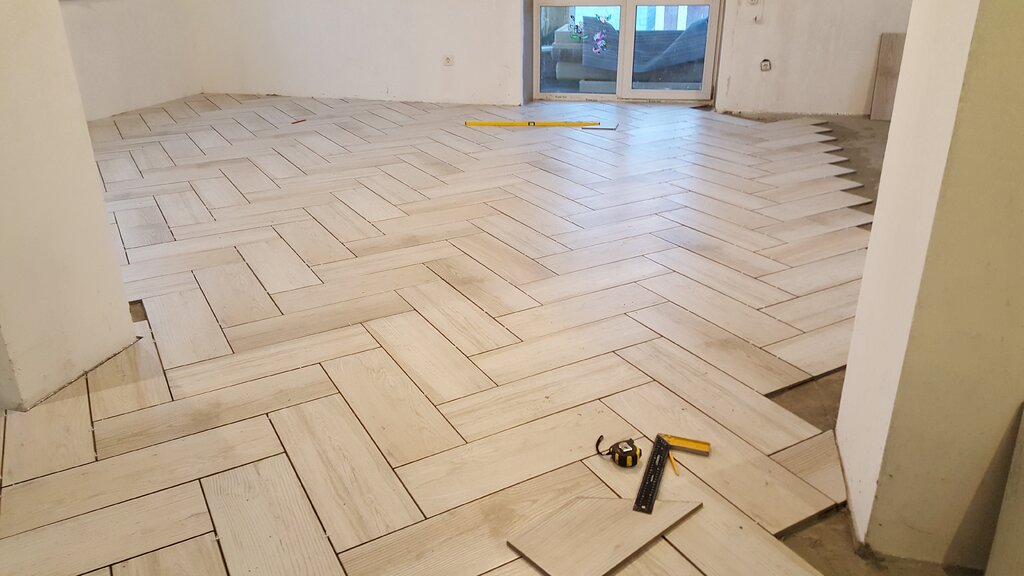 Diagonal tile laying