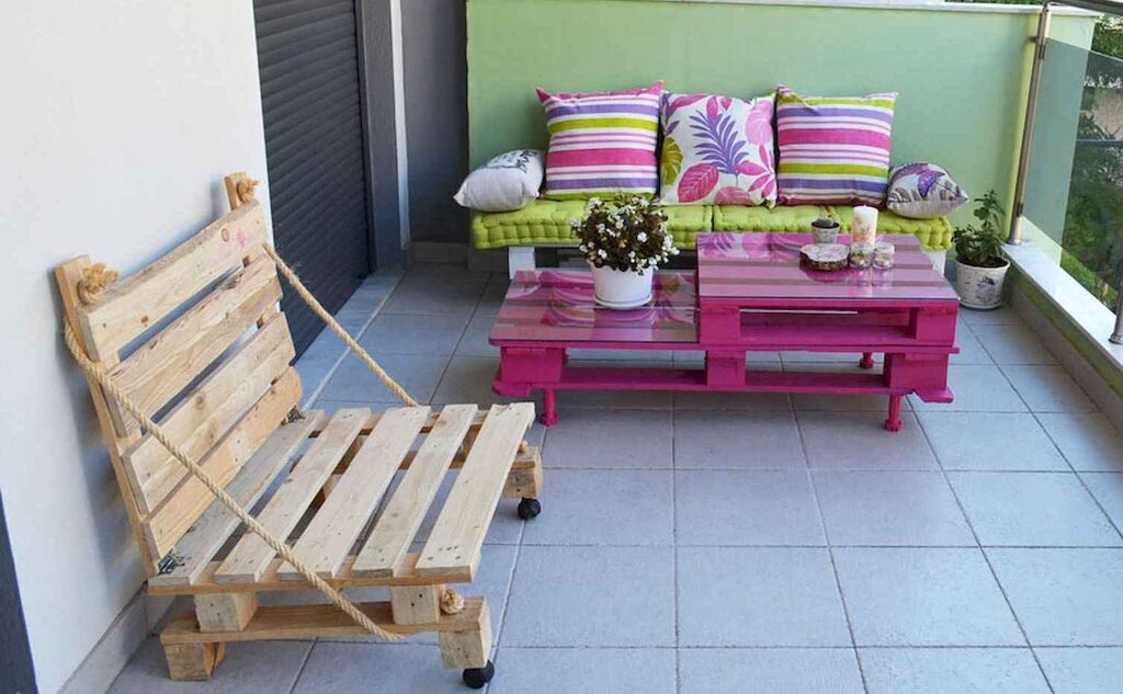 A sofa made of pallets for the balcony