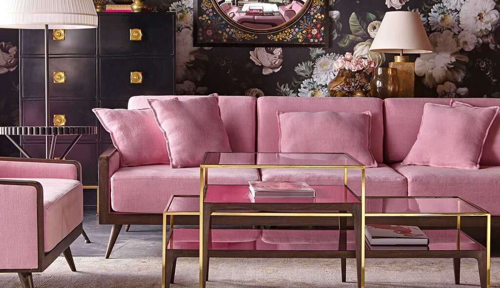 A sofa in the color of dusty rose