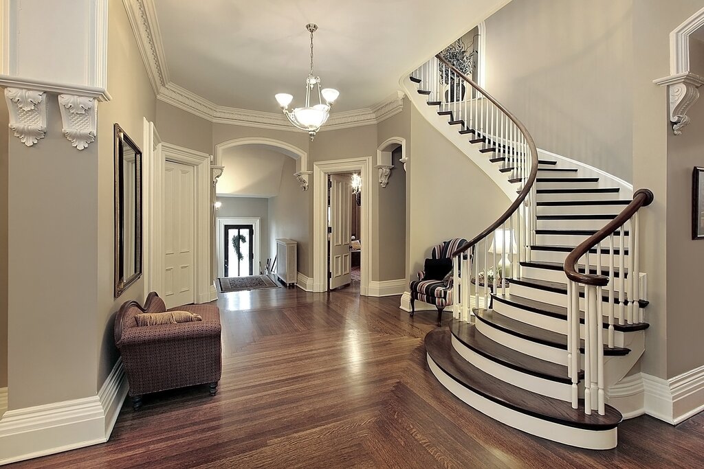 The design of the staircase in the cottage