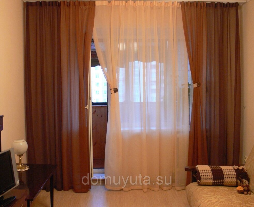 Design of curtains for a bedroom with a balcony