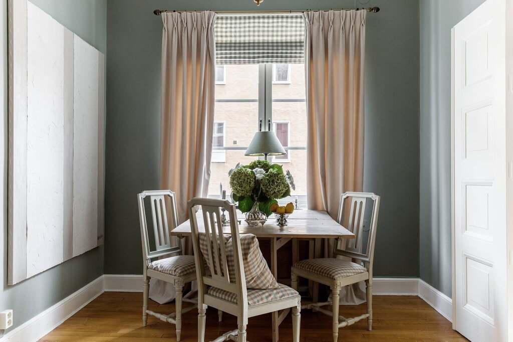 Long curtains in the interior