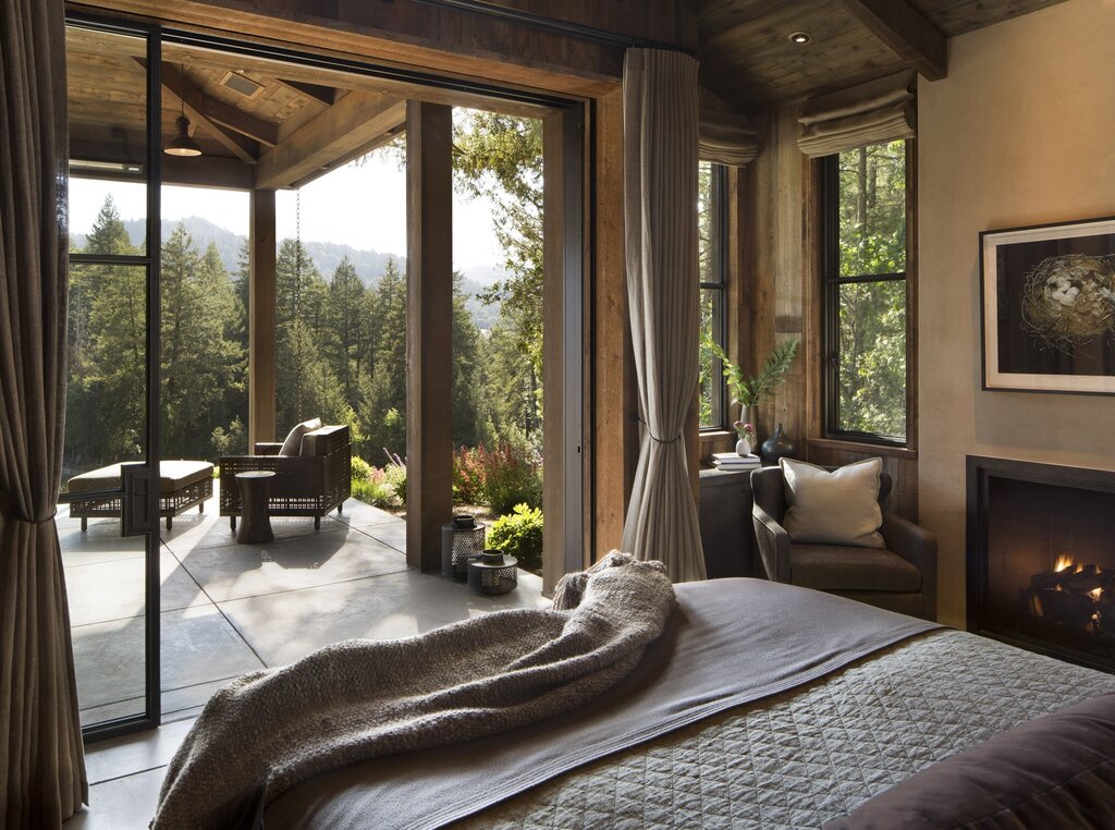 A cabin in the forest with panoramic windows