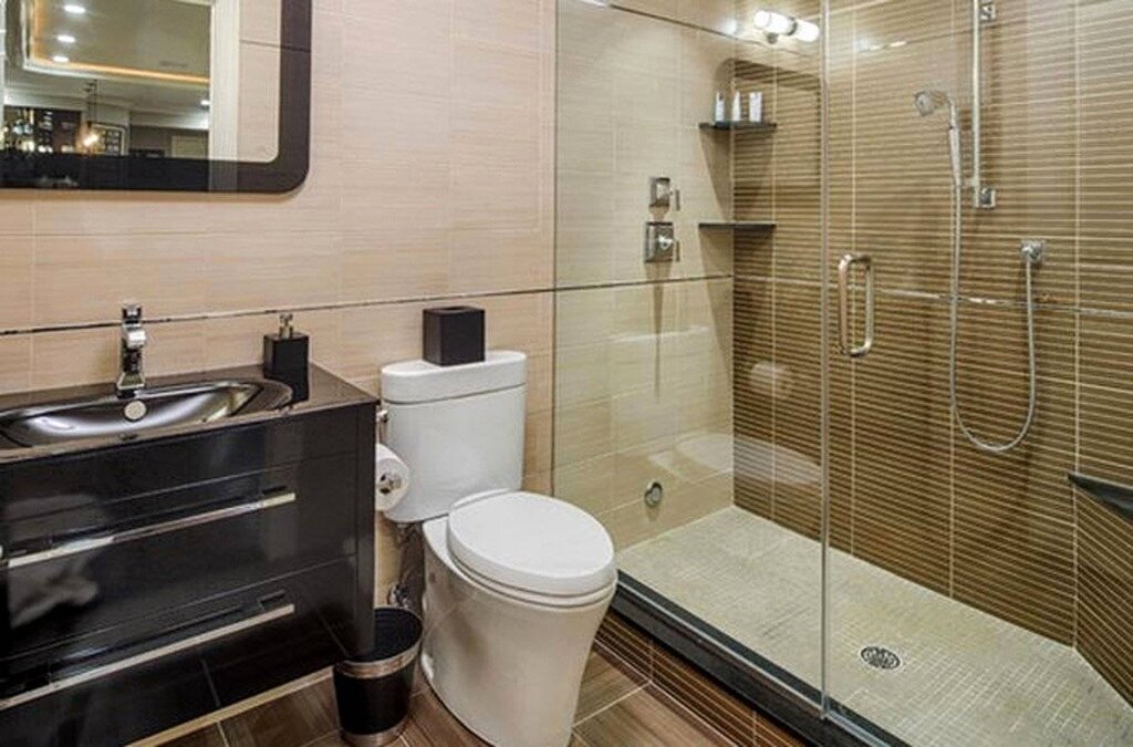 Shower cabin combined with toilet