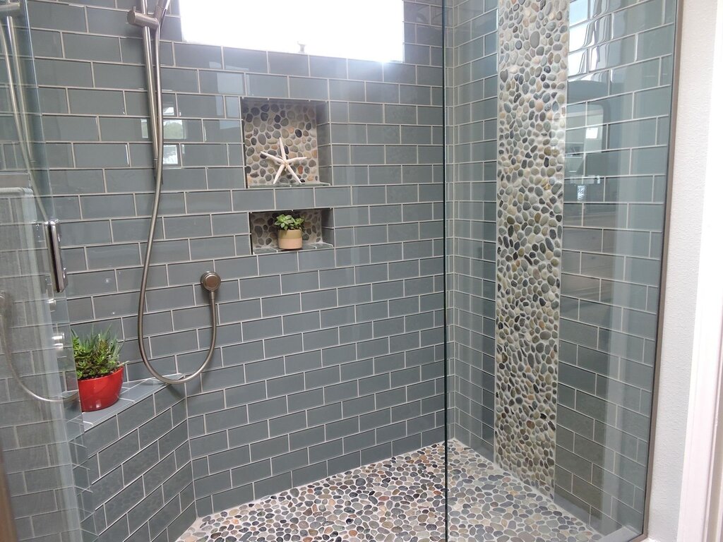 A shower cabin tiled with tiles