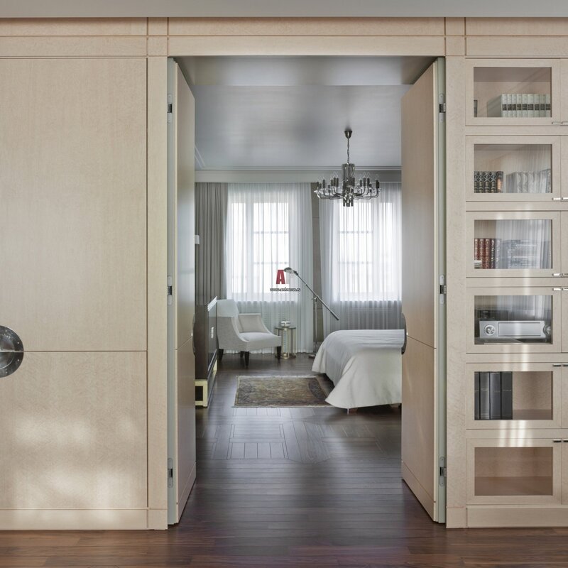 Sliding doors in a niche