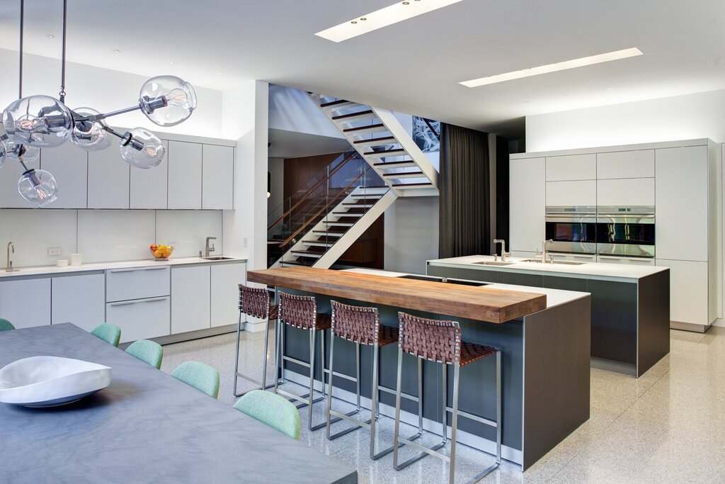 Two-level island in the kitchen