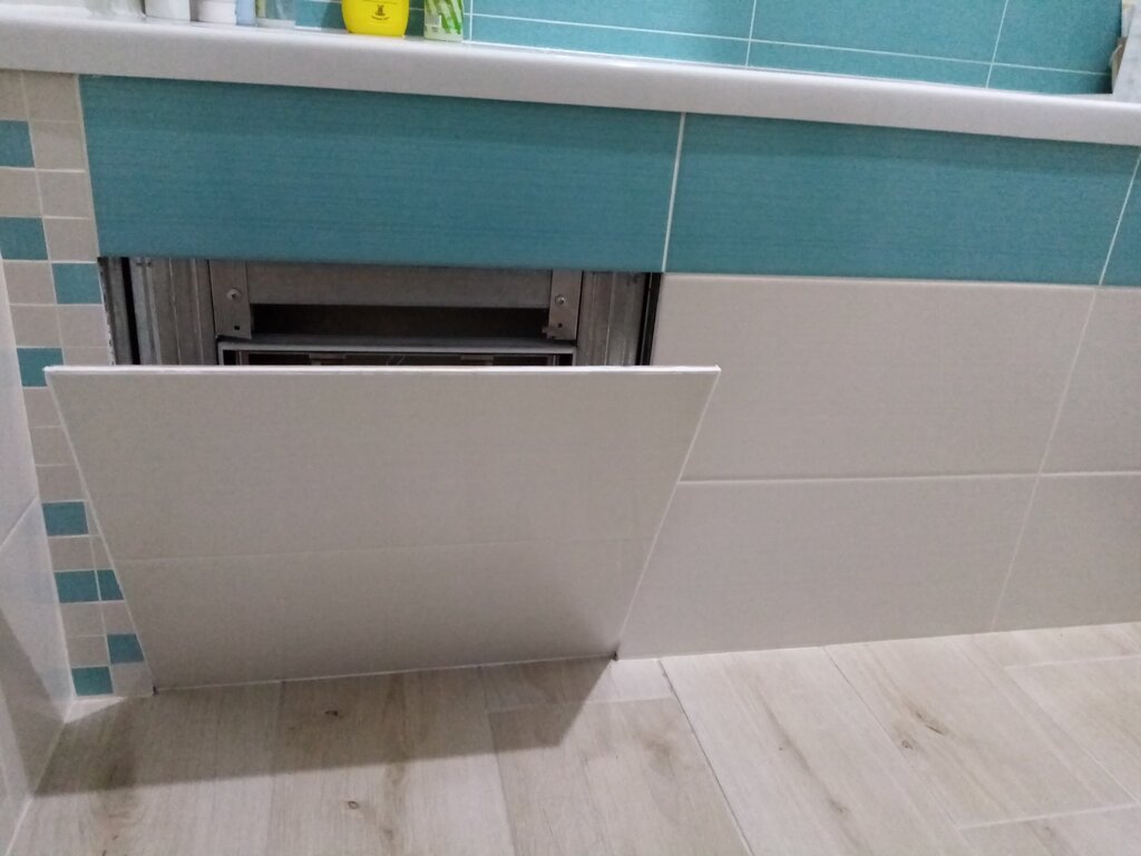 A bathtub screen made of foam blocks