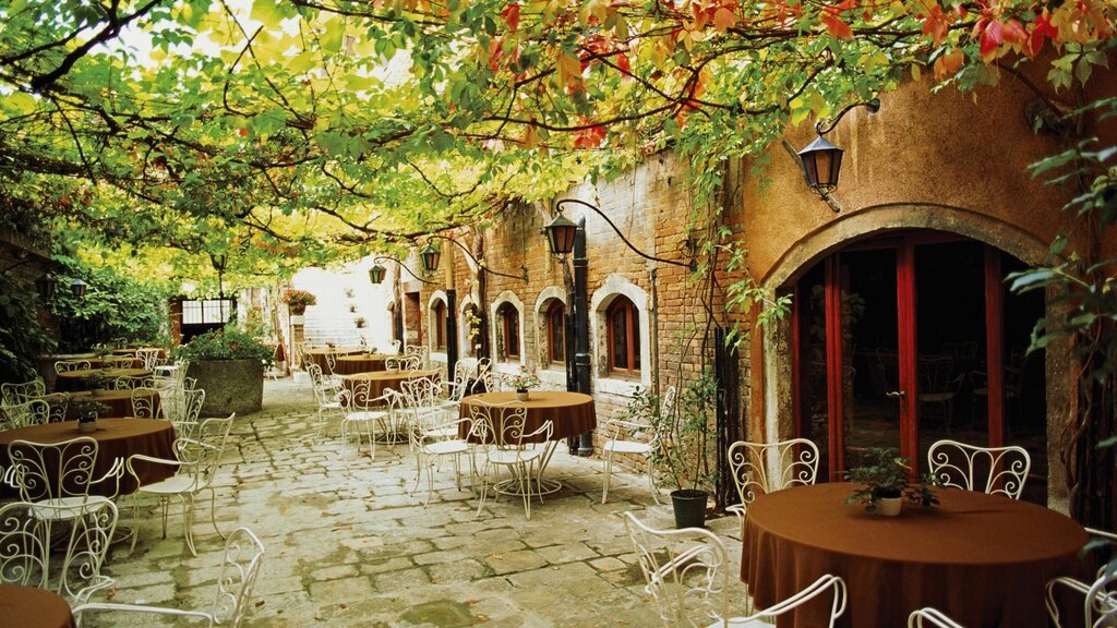 Photo wallpaper Italian courtyard