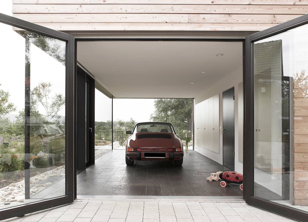 Garage with panoramic windows