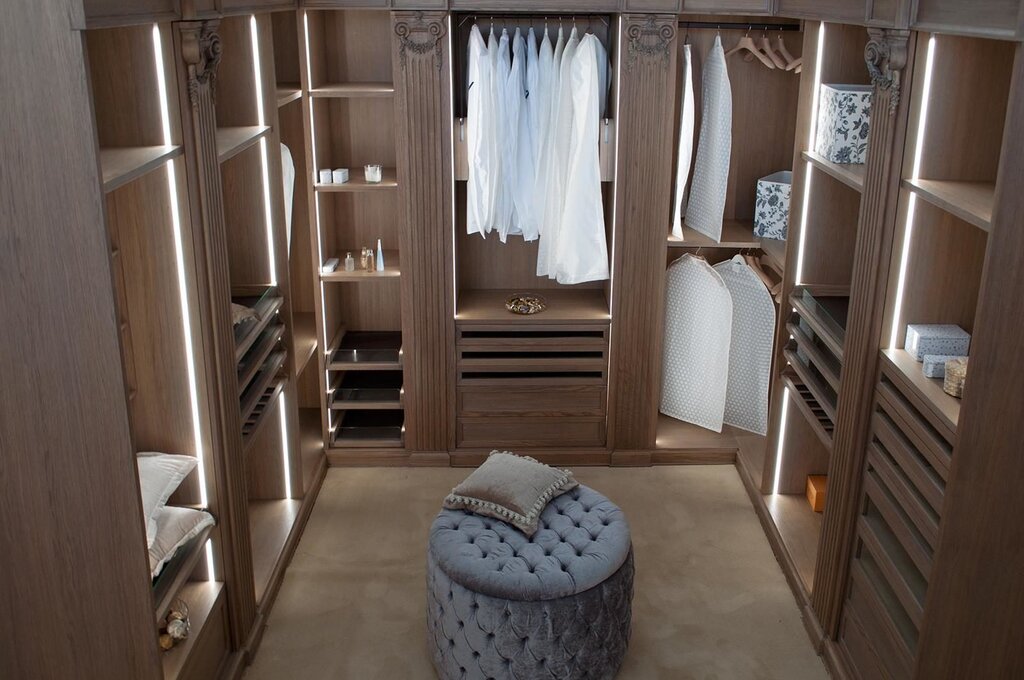 Walk-in closets in the apartment