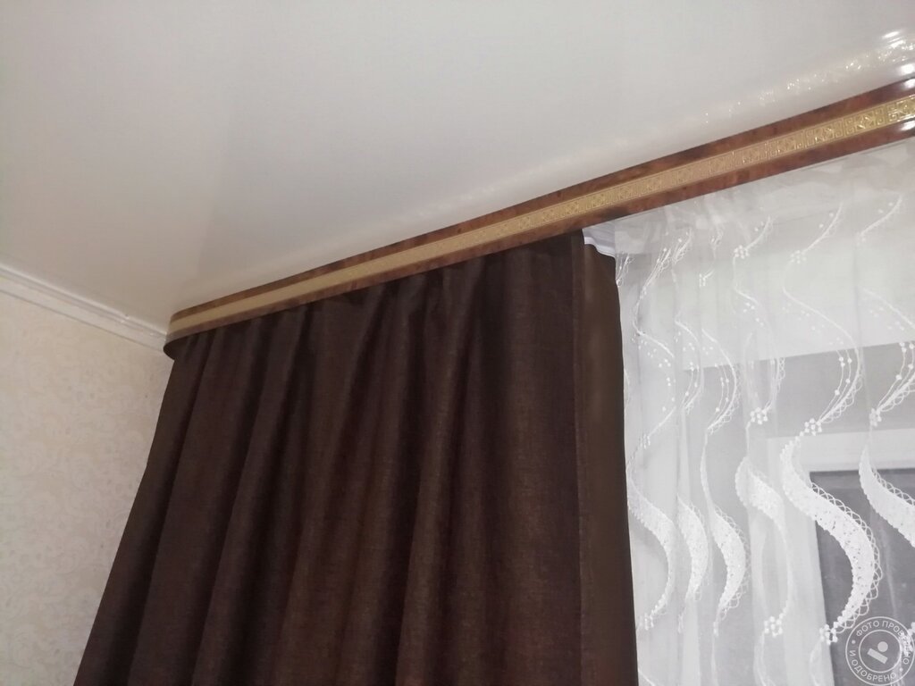 Wall-mounted curtains for a stretch ceiling