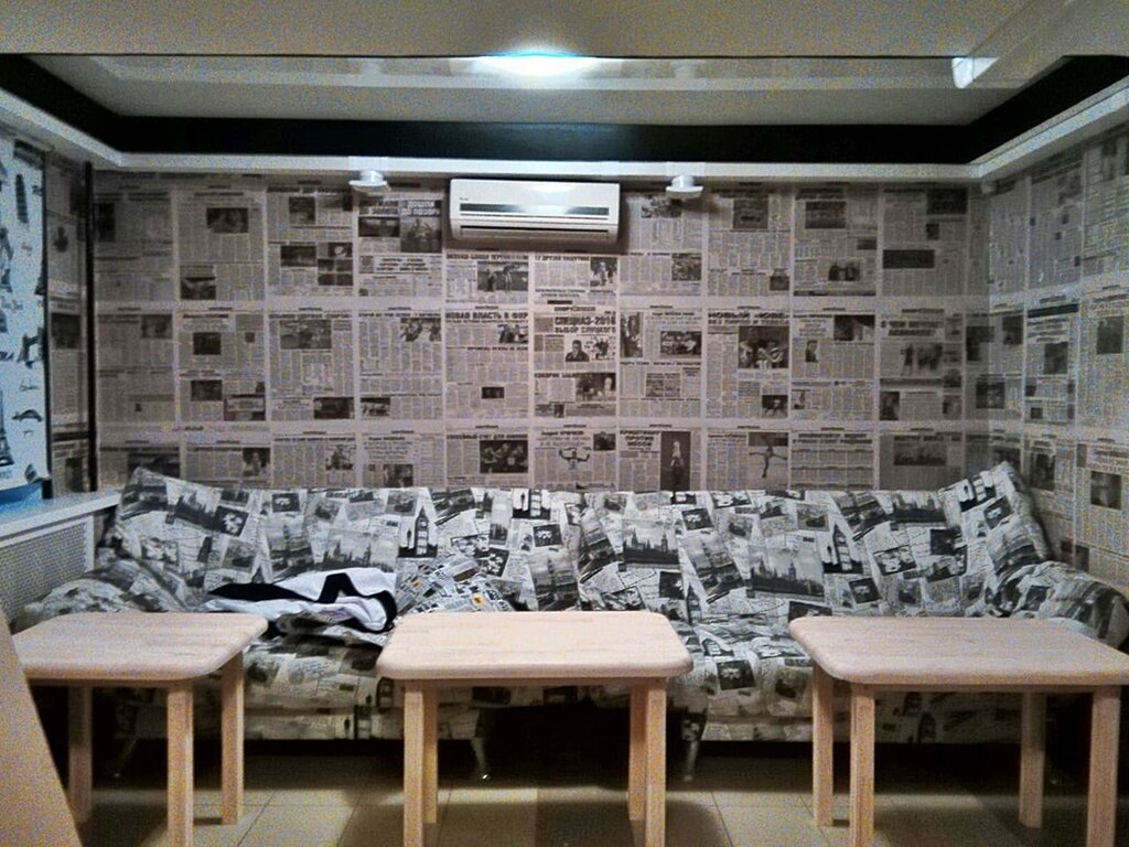 Newspapers instead of wallpaper on the wall 41 фото