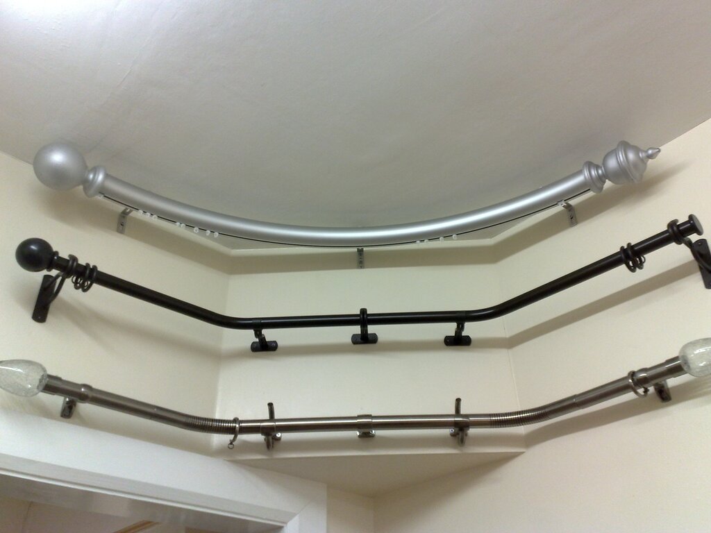 Flexible curtain rod