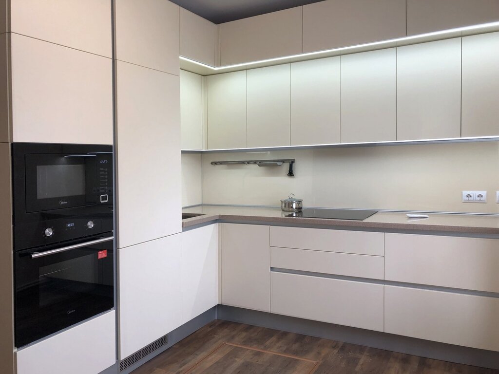 Glossy kitchen without handles