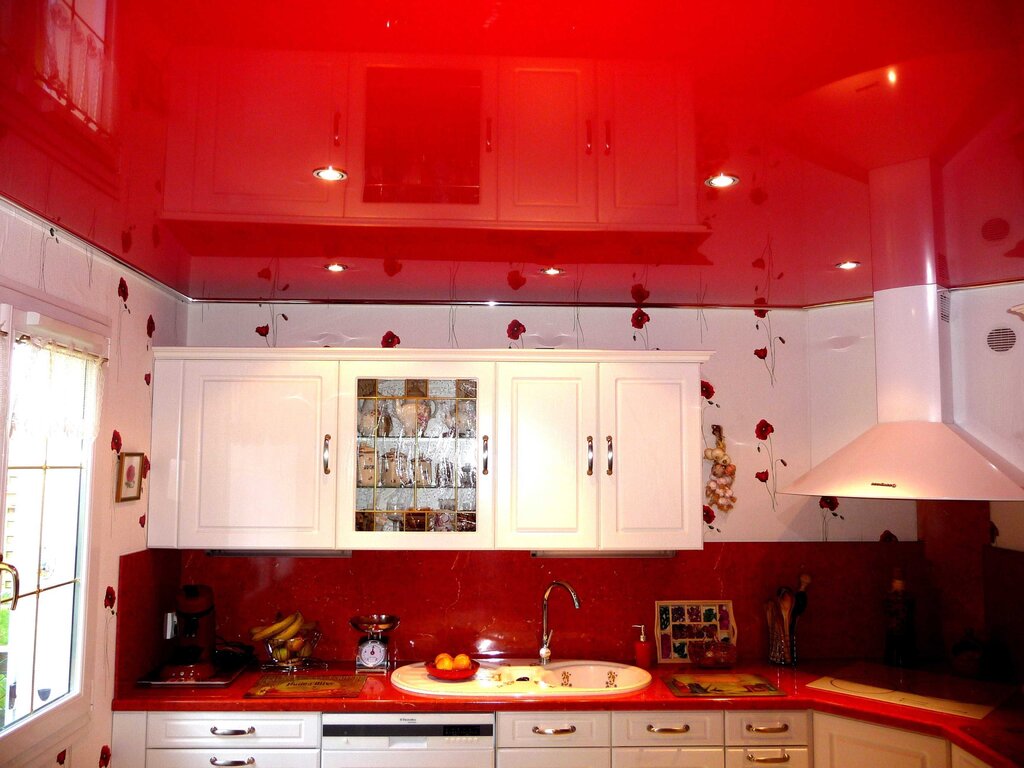 Glossy ceiling in the kitchen