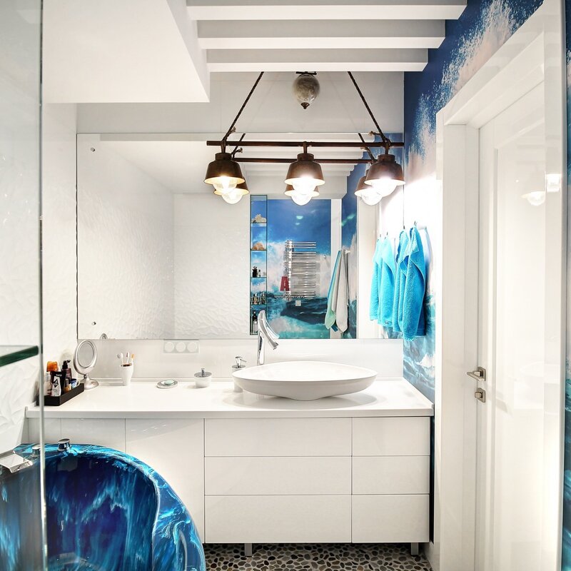 The blue bathtub in the interior