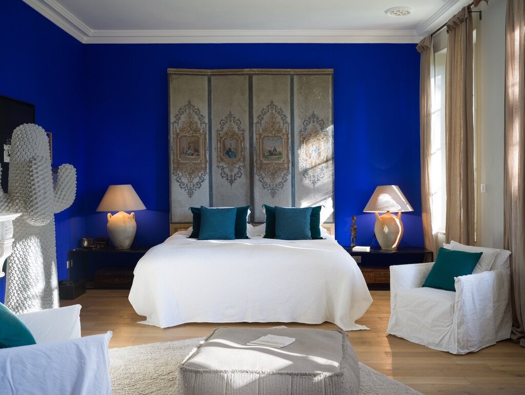 Blue wallpaper in the bedroom interior