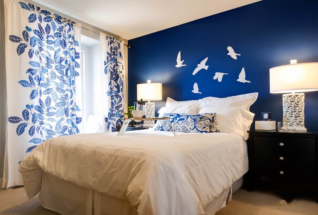 Blue wallpaper in the bedroom