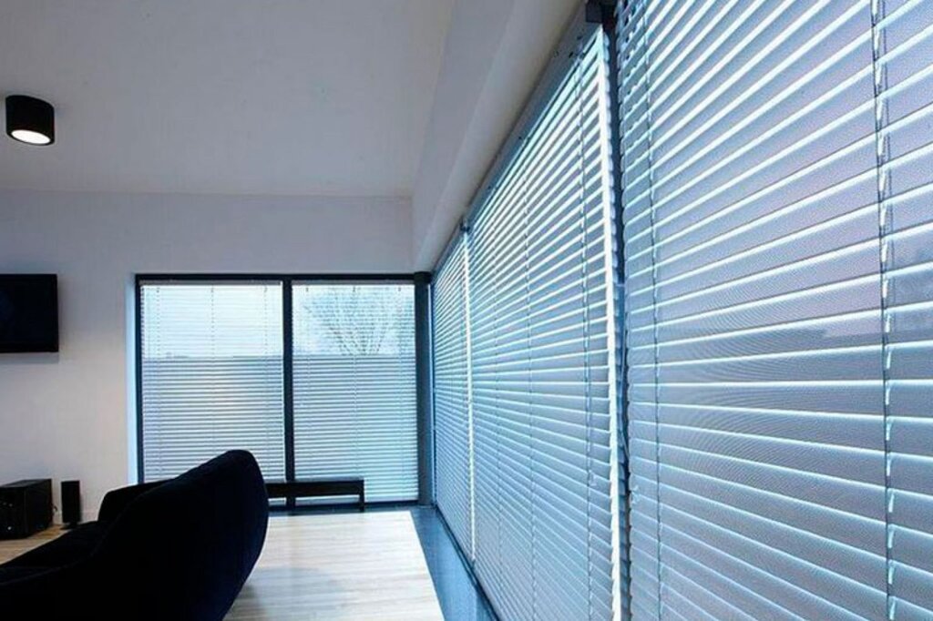 Horizontal blinds holis