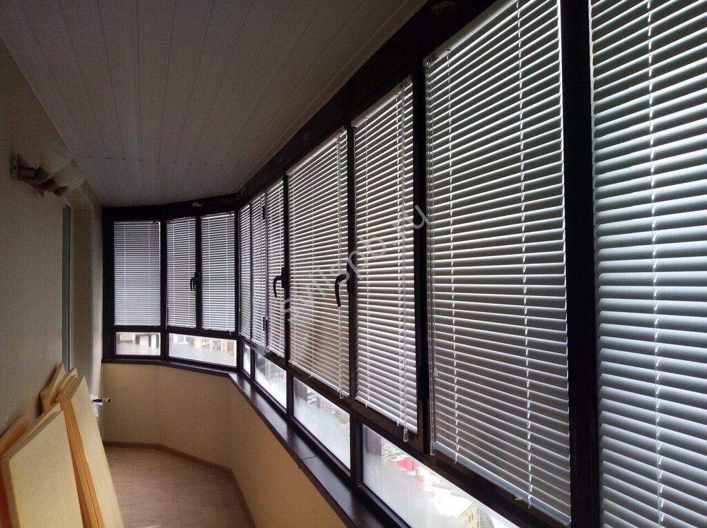 Horizontal blinds for the balcony