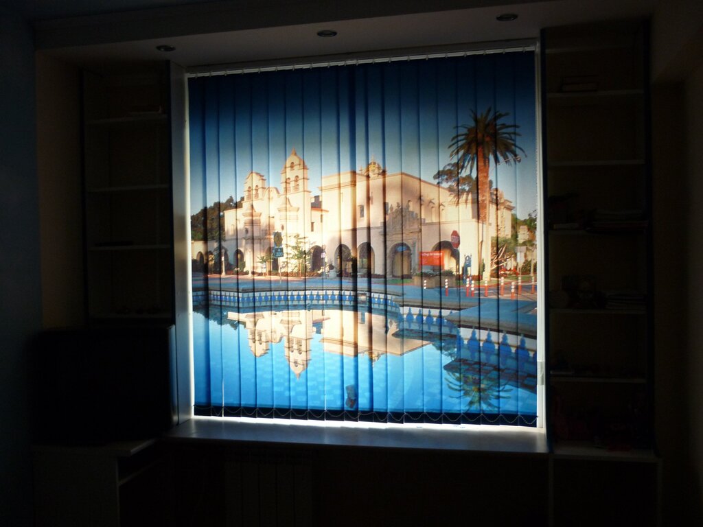 Horizontal blinds with photo printing