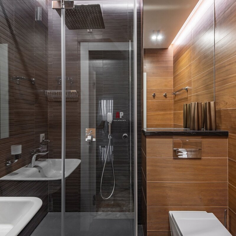 Guest bathroom with shower