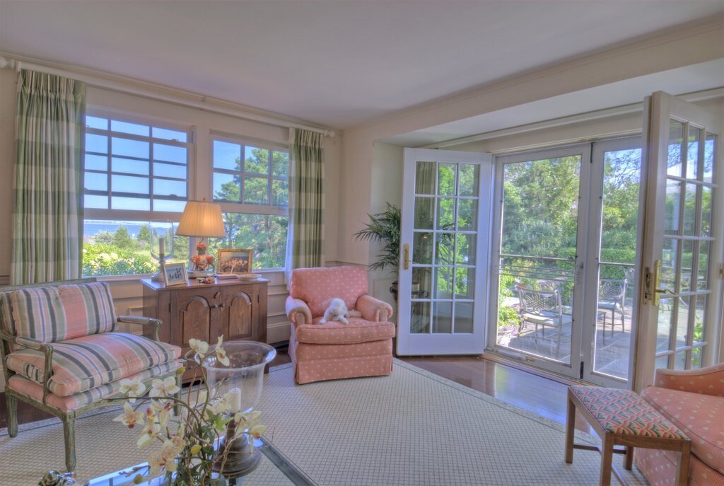 Living room with access to the veranda