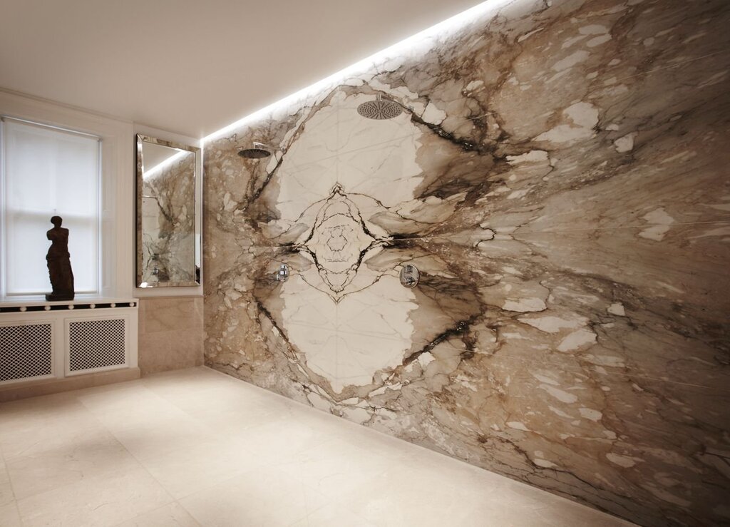 Marble imitation on the wall